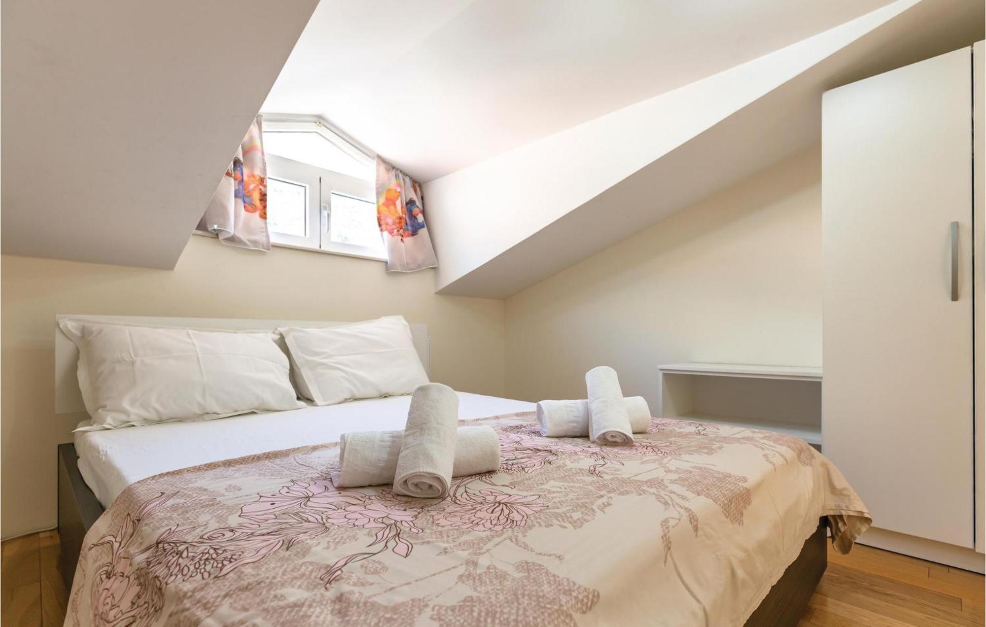 Lovely Apartment In Makarska With Kitchenette Εξωτερικό φωτογραφία