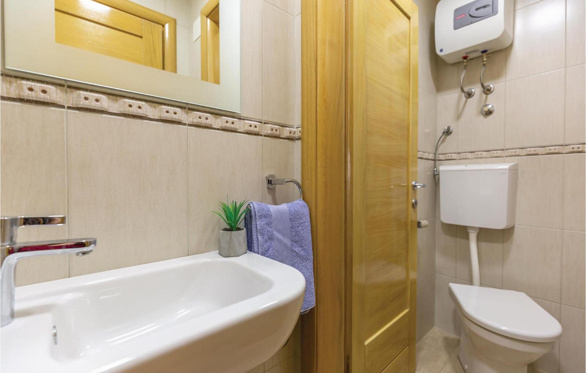 Lovely Apartment In Makarska With Kitchenette Εξωτερικό φωτογραφία