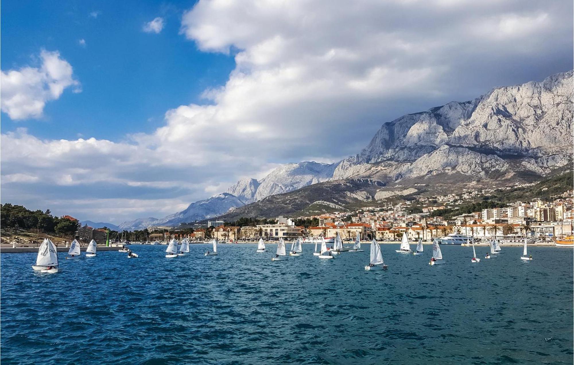 Lovely Apartment In Makarska With Kitchenette Εξωτερικό φωτογραφία