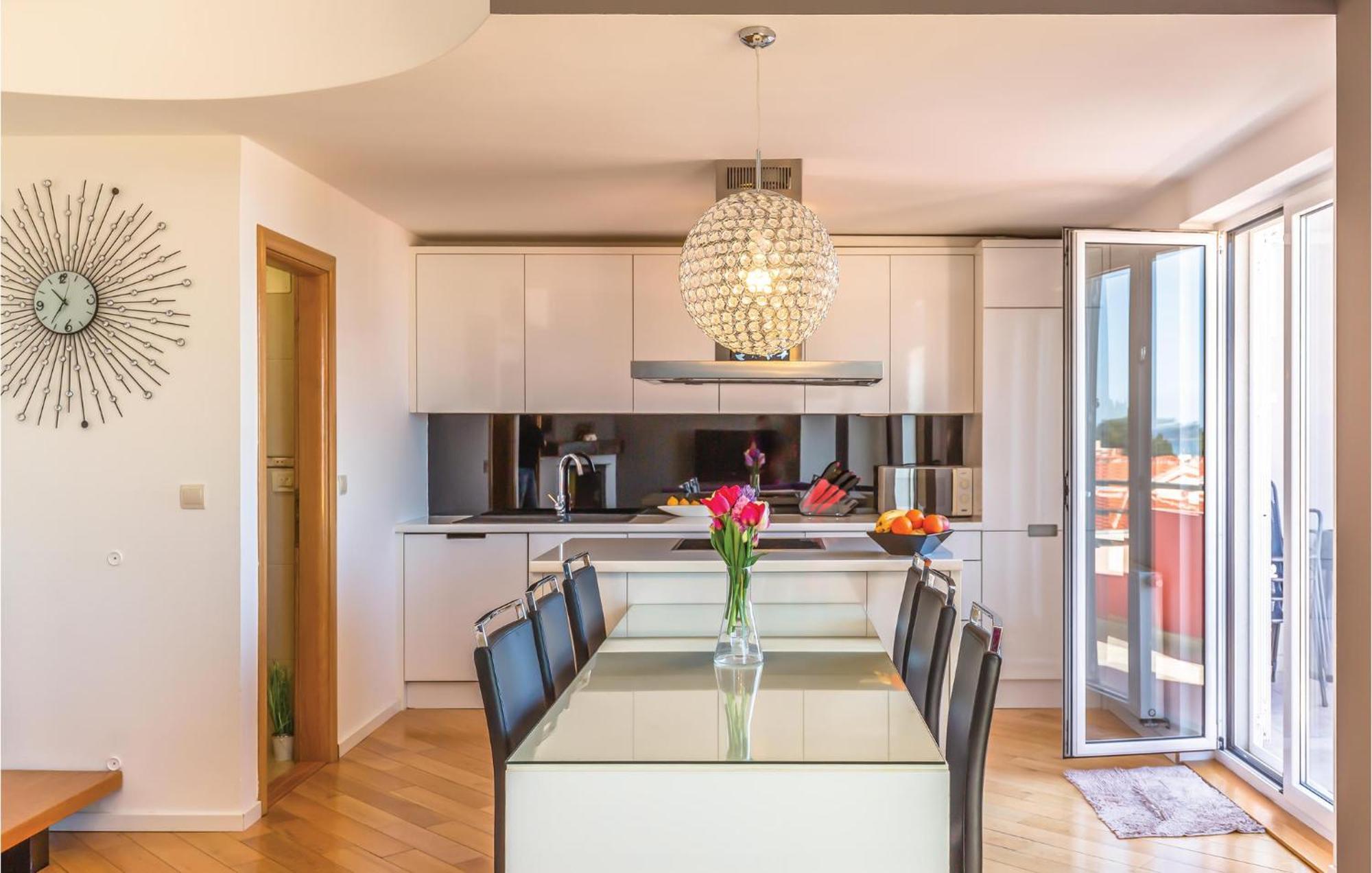 Lovely Apartment In Makarska With Kitchenette Εξωτερικό φωτογραφία